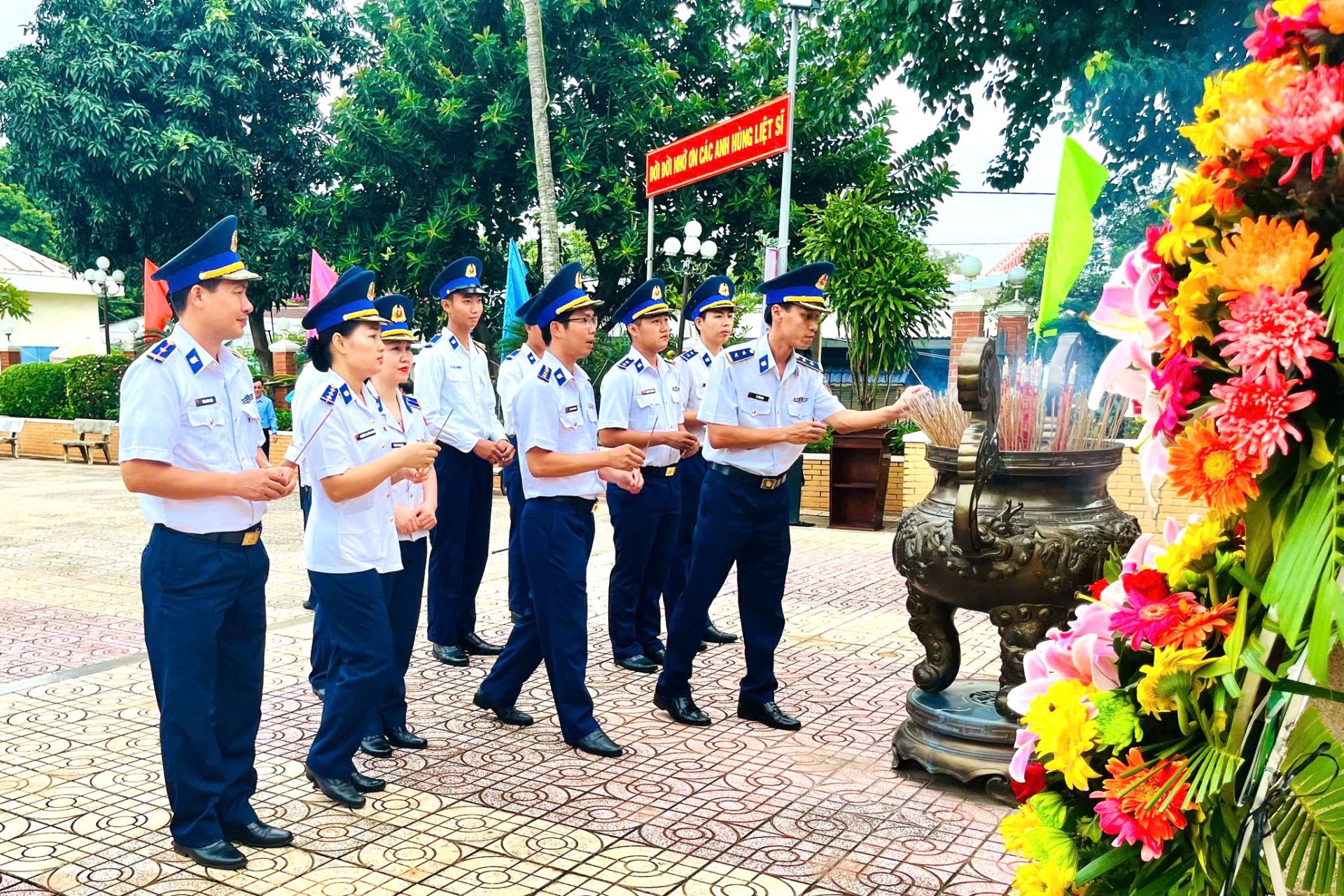 Thắp nến tri ân tại Đài tưởng niệm liệt sĩ Cầu Cỏ May