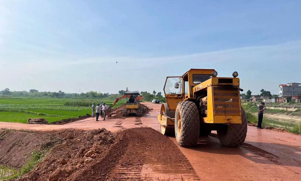 Lực lượng chức năng đẩy nhanh tiến độ thi công công trình gia cố đê bối tại xã Mỹ Thái. Lực lượng chức năng đẩy nhanh tiến độ thi công công trình gia cố đê bối tại xã Mỹ Thái.