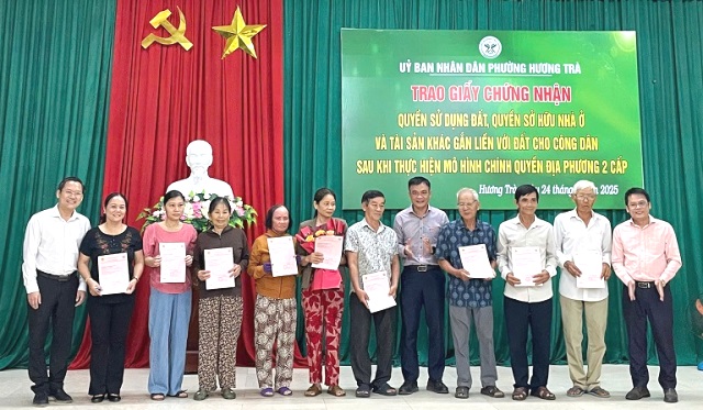 UBND phường Hương Trà trao Giấy chứng nhận quyền sử dụng đất cho người dân.