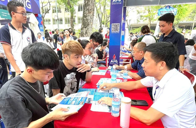 Ngưỡng đảm bảo chất lượng đầu vào với nhóm ngành Y Dược năm 2025 dao động từ 17 - 20,5 điểm, đồng loạt giảm 2 điểm so với năm ngoái.