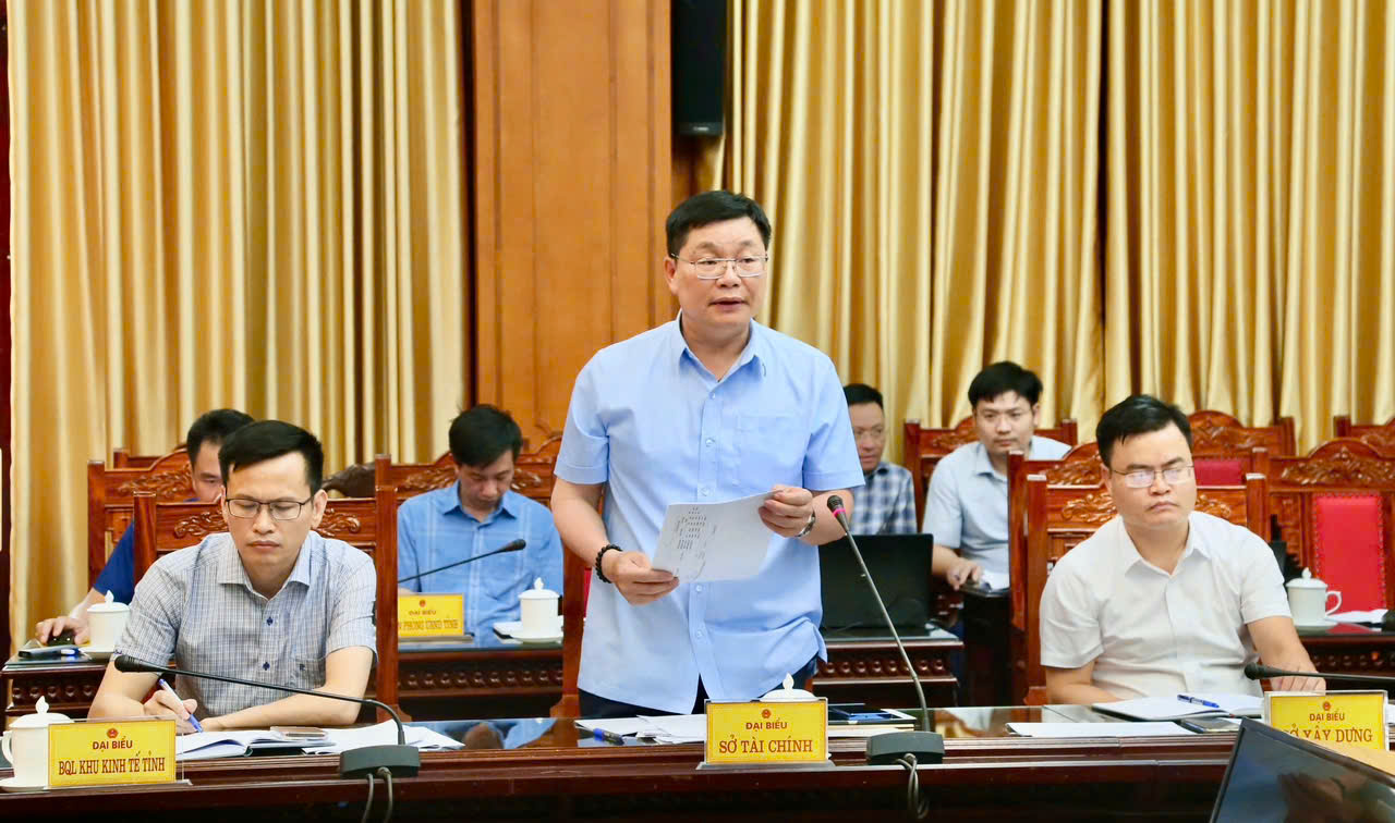 Phó giám đốc Sở Tài chính Hưng Yên Phạm Hồng Tùng báo cáo tiến độ thực hiện Dự án nhà máy điện khí LNG