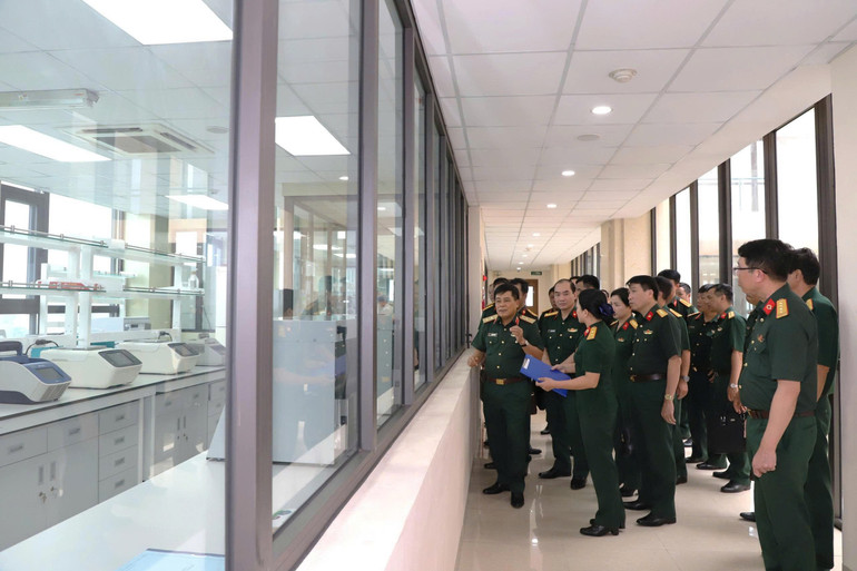 Trung tướng Trần Minh Đức, Chủ nhiệm Tổng cục Hậu cần–Kỹ thuật kiểm tra quá trình thực hiện nhiệm vụ của Viện Pháp y Quân đội