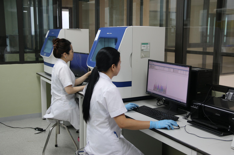 Cán bộ, kỹ thuật viên Khoa Xét nghiệm sinh học, Viện Pháp y Quân đội thực hiện quy trình giám định AND hài cốt liệt sĩ.