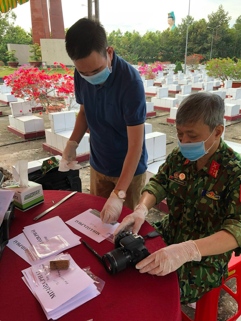 Cán bộ Viện Pháp y Quân đội lấy mẫu tại Nghĩa trang liệt sĩ huyện Tam Bình, tỉnh Vĩnh Long