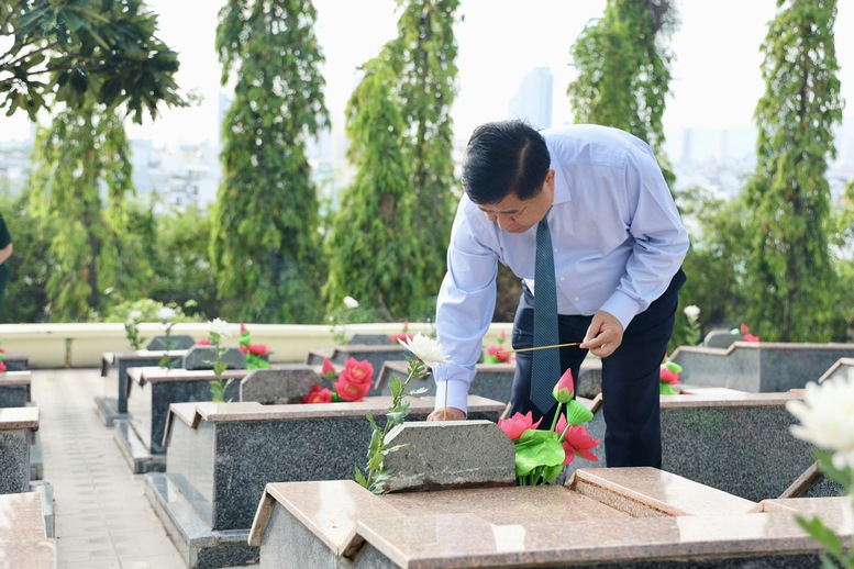 Phó Thủ tướng Nguyễn Chí Dũng tri ân sự hy sinh to lớn của các Anh hùng liệt sỹ