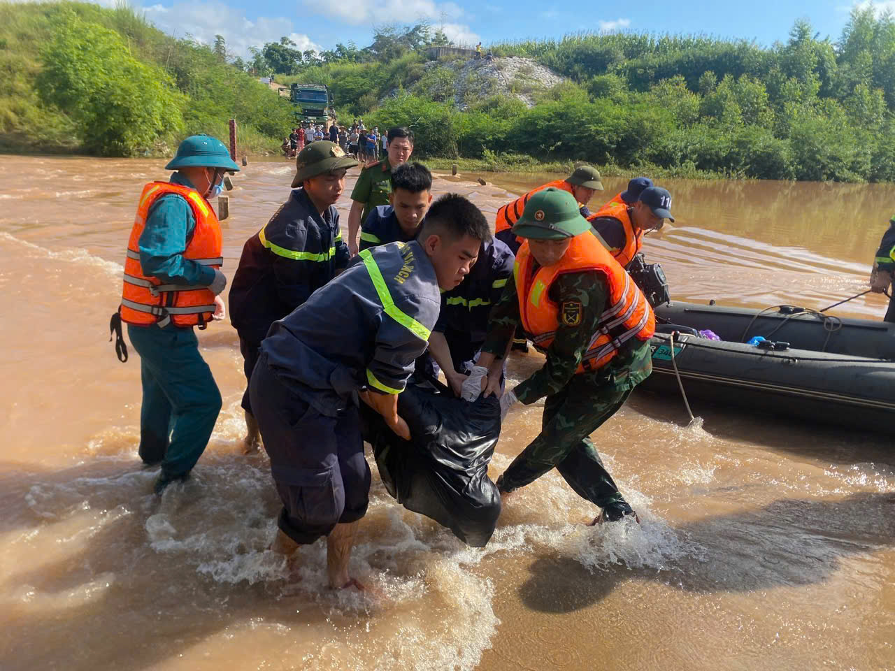 Lạng Sơn: Đã tìm thấy thi thể 2 người bị nước cuốn lũ trôi