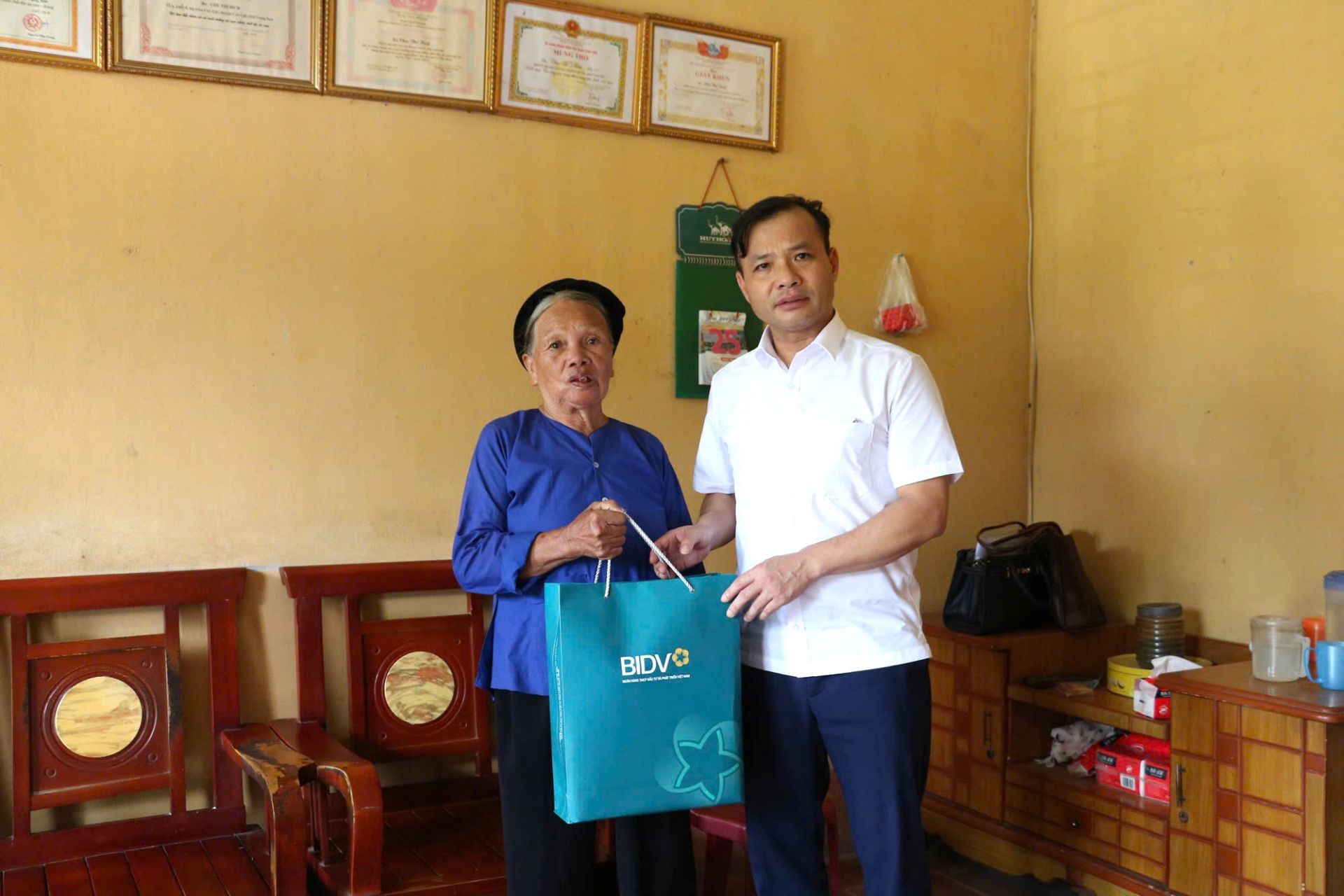 Phó Giám đốc BIDV Lạng Sơn Hoàng Văn Huy trao quà cho gia đình bà Chu Thị Bích, phường Kỳ Lừa, tỉnh Lạng Sơn