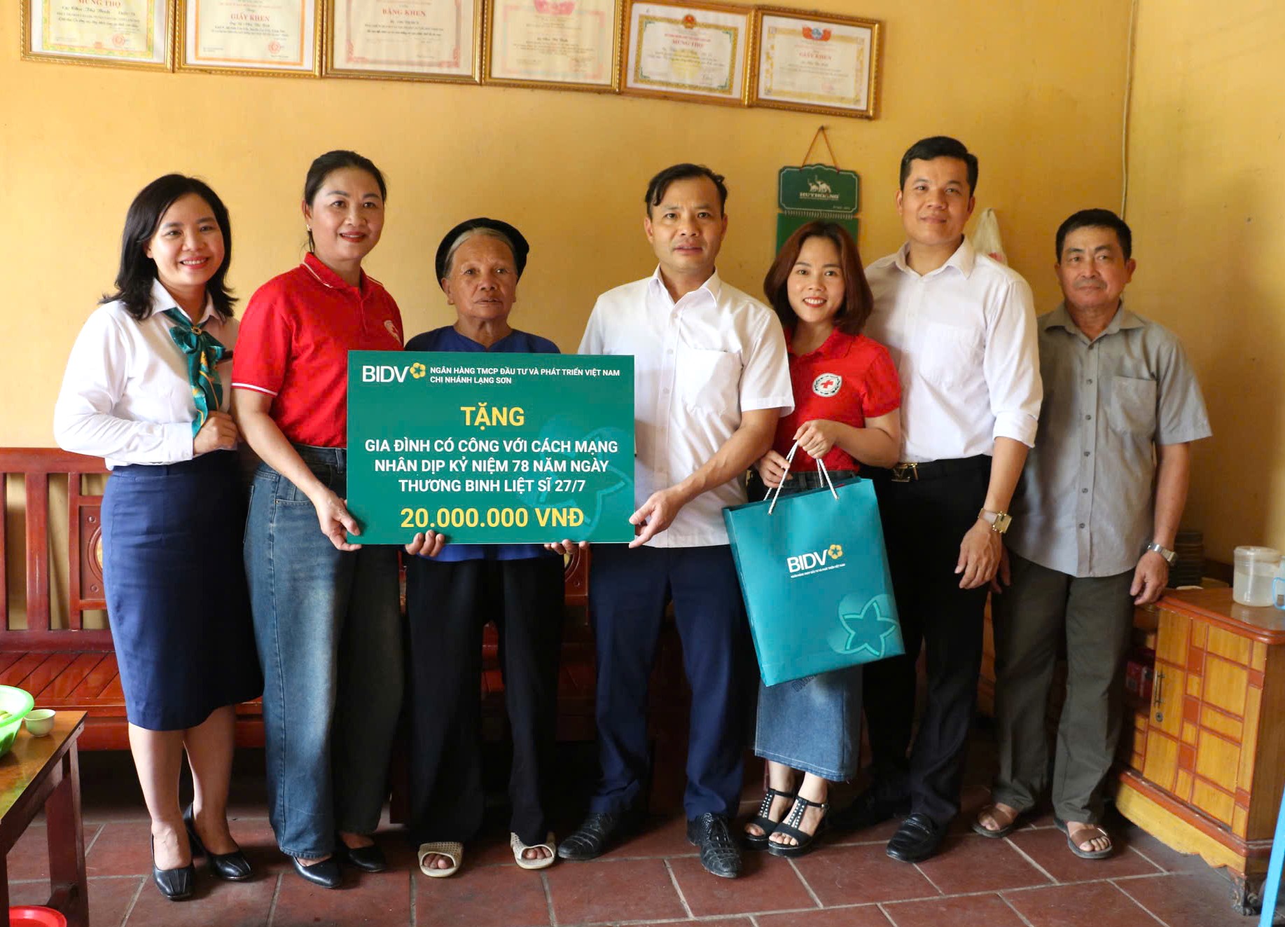 Đại diện BIDV Lạng Sơn và Hội Chữ Thập đỏ Lạng Sơn trao 20 triệu đồng cho gia đình bà Chu Thị Bích