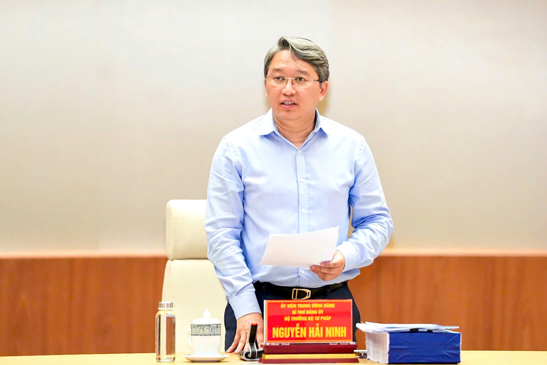 Đồng chí Nguyễn Hải Ninh, Ủy viên Trung ương Đảng, Bộ trưởng Bộ Tư pháp phát biểu khai mạc Hội thảo. Đồng chí Nguyễn Hải Ninh, Ủy viên Trung ương Đảng, Bộ trưởng Bộ Tư pháp phát biểu khai mạc Hội thảo.