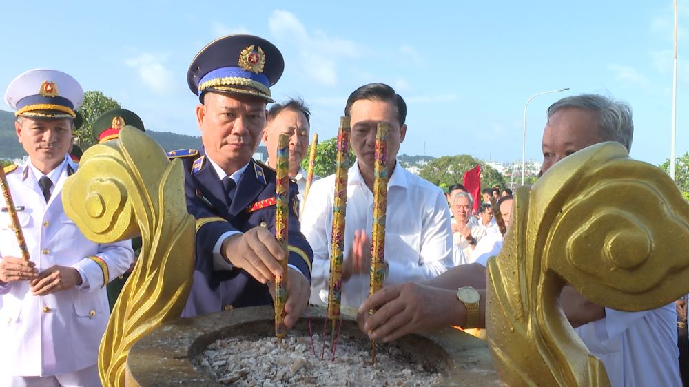 Thiếu tướng Nguyễn Văn Dũng, Chính uỷ Bộ Tư lệnh Vùng Cảnh sát biển 4 tham gia dâng hương tưởng niệm tại Nghĩa trang liệt sĩ Phú Quốc
