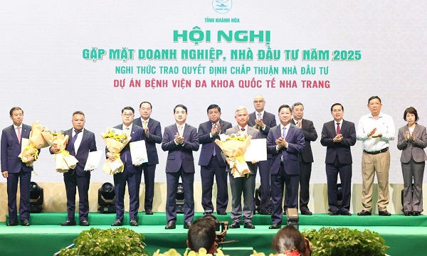 Nghi thức trao Quyết định chấp thuận Nhà đầu tư Dự án Bệnh viện Đa khoa Quốc tế Nha Trang
