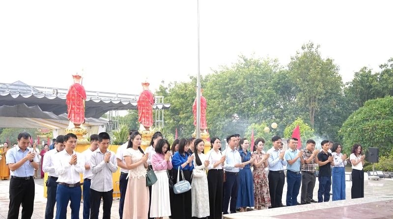 Đoàn dâng hương tưởng niệm các anh hùng, liệt sĩ.