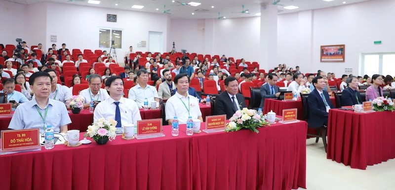 Các đại biểu tham dự buổi lễ Các đại biểu tham dự buổi lễ