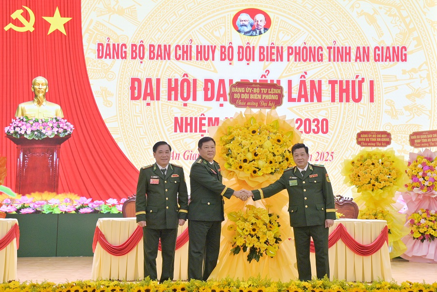 Thiếu tướng Đỗ Ngọc Toàn, Cục trưởng Cục Cửa khẩu BĐBP tặng hoa chúc mừng Đại hội.