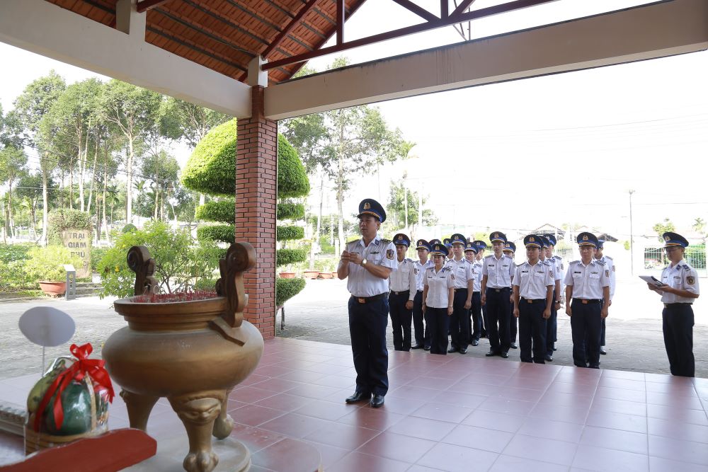 Cán bộ, chiến sĩ BTL Vùng Cảnh sát biển 4 dâng hương tưởng niệm tại Nhà tù Phú Quốc