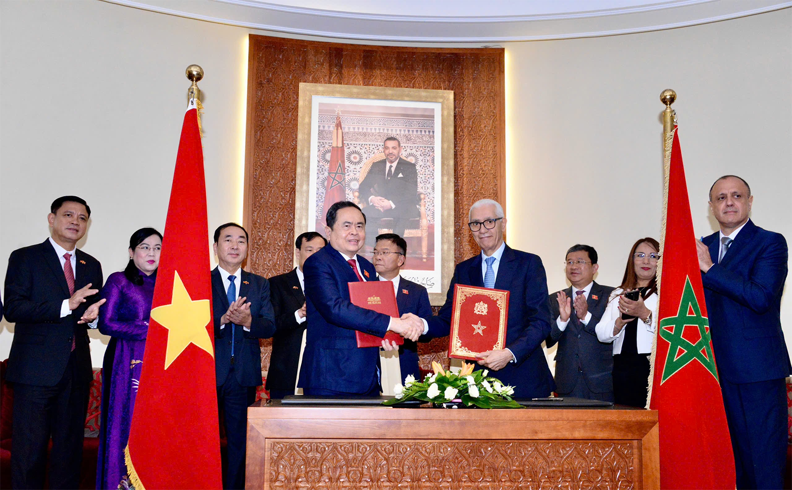 Chủ tịch Quốc hội Trần Thanh Mẫn và Chủ tịch Hạ viện Morocco Rachid Talbi Alami ký Thỏa thuận hợp tác giữa Quốc hội Việt Nam và Hạ viện Morocco. Chủ tịch Quốc hội Trần Thanh Mẫn và Chủ tịch Hạ viện Morocco Rachid Talbi Alami ký Thỏa thuận hợp tác giữa Quốc hội Việt Nam và Hạ viện Morocco.