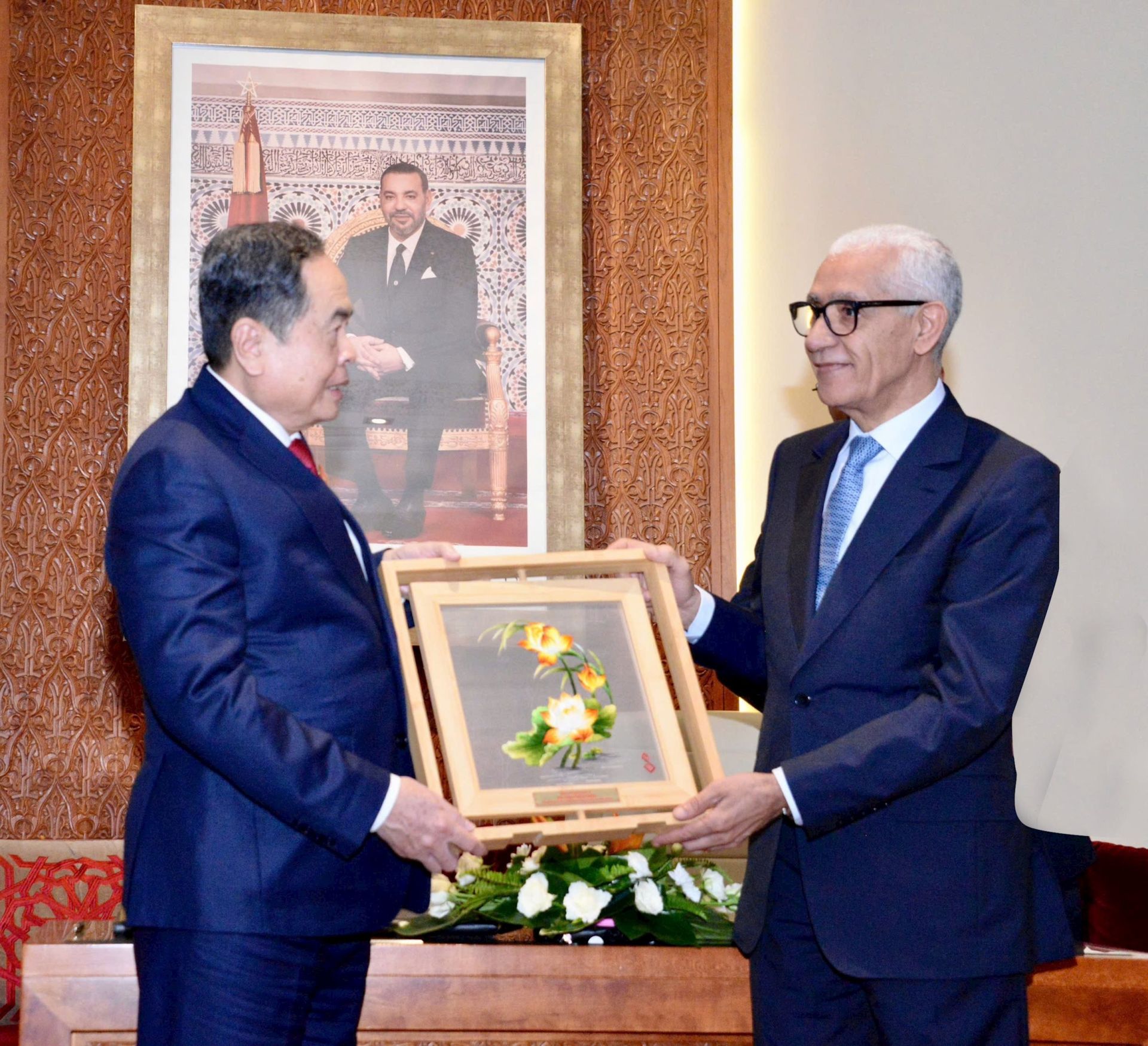 Chủ tịch Quốc hội Trần Thanh mẫn trao quà lưu niệm tặng Chủ tịch Hạ viện Morocco Rachid Talbi Alami Chủ tịch Quốc hội Trần Thanh mẫn trao quà lưu niệm tặng Chủ tịch Hạ viện Morocco Rachid Talbi Alami