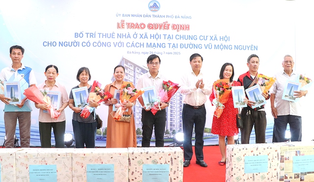 Ông Lương Nguyễn Minh Triết, chủ tịch UBND TP. Đà Nẵng, trao quyết định cho thuê đến tay người có công.