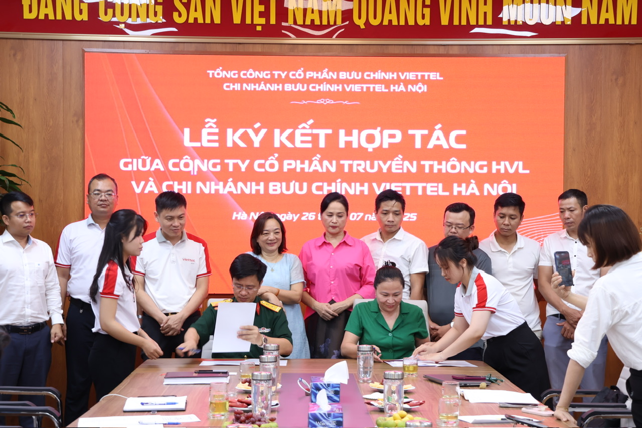 Lễ ký kết hợp tác giữa Công ty Truyền thông HVL Media và Viettel Post Hà Nội