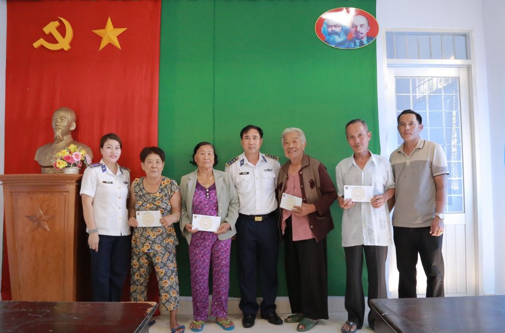 Đại diện BTL Vùng Cảnh sát biển 4 trao tặng quà cho gia đình chính sách trên địa bàn đặc khu Phú Quốc