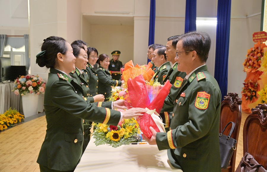 Tặng hoa chúc mừng Đoàn Chủ tịch Đại hội.