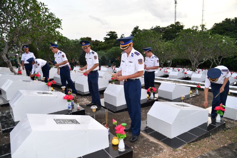 Cán bộ, chiến sĩ BTL Vùng Cảnh sát biển 4 thắp nến tri ân tại nghĩa trang Liệt sĩ Phú Quốc.