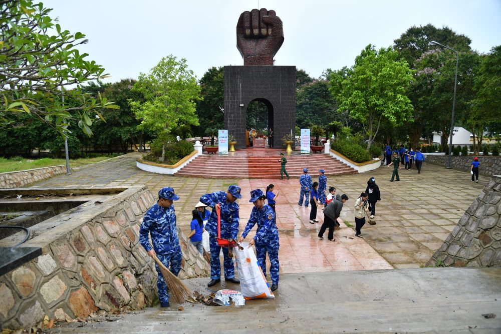 Cán bộ, chiến sĩ BTL Vùng Cảnh sát biển 4 tổ chức chỉnh trang, tổng vệ sinh tại Đài Tưởng niệm Liệt sĩ Nhà tù Phú Quốc (Tượng đài Nắm Đấm)