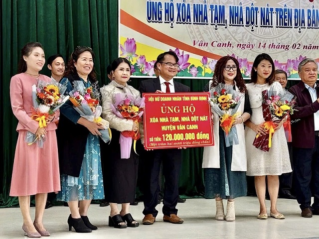 Hội Nữ doanh nhân tỉnh Bình Định (cũ) là một trong những tổ chức, đơn vị tích cực hưởng ứng chương trình xoá nhà tạm, nhà dột nát trên địa bàn tỉnh. Trong ảnh: Đại diện Ban Thường trực Hội Nữ doanh nhân tỉnh Bình Định (cũ) trao 120 triệu đồng cho huyện Vân Canh (cũ) để hỗ trợ xóa nhà tạm, nhà dột nát cho người dân. Ảnh: VH Hội Nữ doanh nhân tỉnh Bình Định (cũ) là một trong những tổ chức, đơn vị tích cực hưởng ứng chương trình xoá nhà tạm, nhà dột nát trên địa bàn tỉnh. Trong ảnh: Đại diện Ban Thường trực Hội Nữ doanh nhân tỉnh Bình Định (cũ) trao 120 triệu đồng cho huyện Vân Canh (cũ) để hỗ trợ xóa nhà tạm, nhà dột nát cho người dân. Ảnh: VH