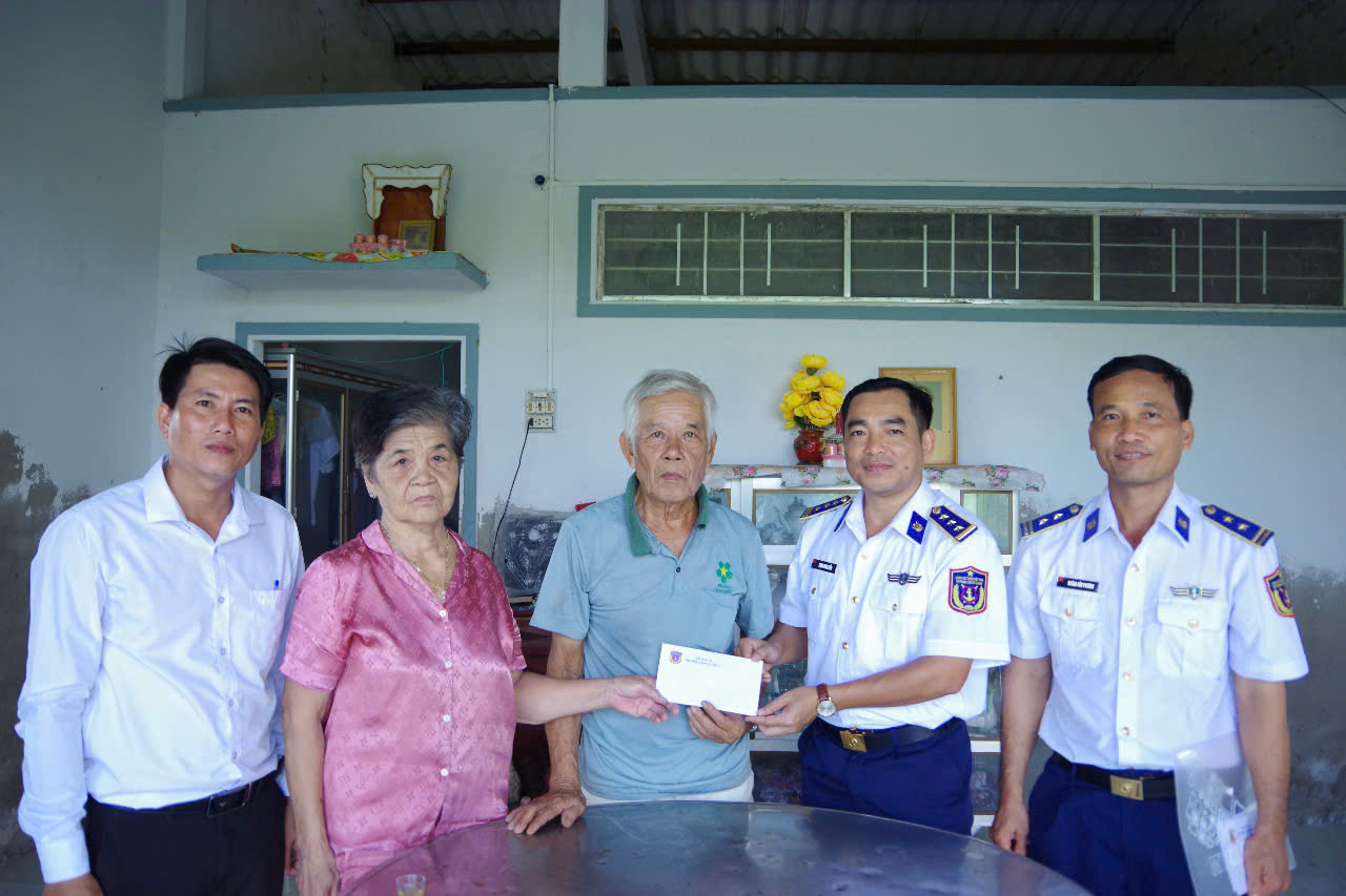 Thượng tá Trịnh Minh Hiển, Bí thư Đảng ủy, Chính ủy Hải đoàn 42 cùng lãnh đạo chính quyền xã Năm Căn thăm, tặng quà gia đình chính sách trên địa bàn.