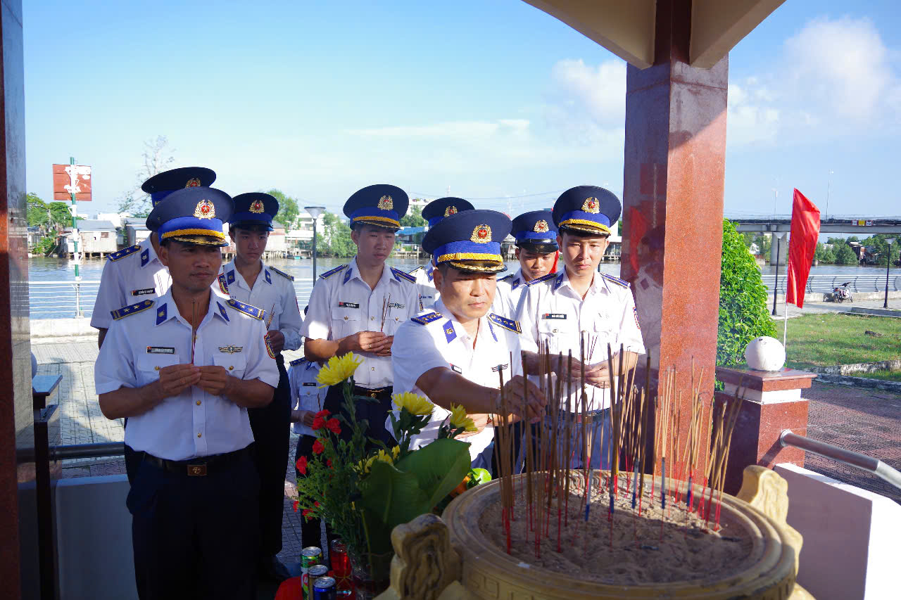 Thượng tá Trịnh Minh Hiển, Bí thư Đảng ủy, Chính ủy Hải đoàn 42 cùng các cán bộ, chiến sỹ Hải đoàn thắp hương tri ân tưởng nhớ các anh hùng liệt sĩ.