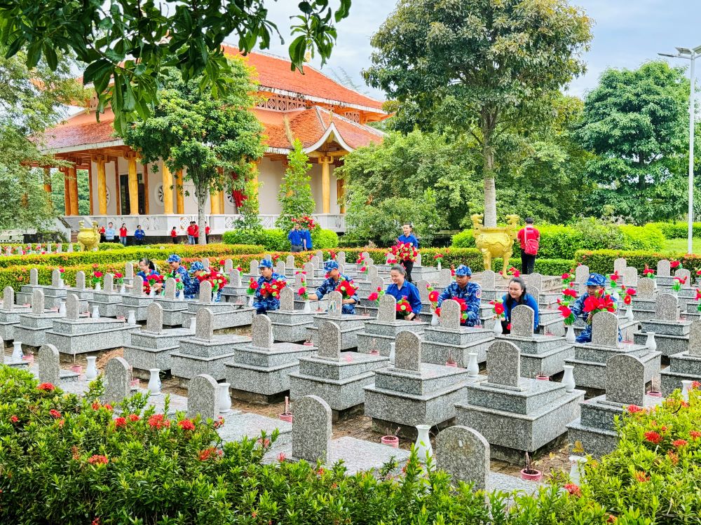 Cán bộ, chiến sĩ Hải đoàn 42 cùng đoàn viên, thanh niên địa phương vệ sinh, cắm hoa, lau chùi phần mộ các anh hùng liệt sĩ.