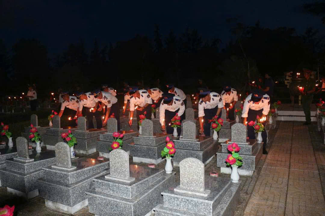 Cán bộ, chiến sĩ Hải đoàn 42 thắp nến tri ân các anh hùng liệt sĩ.