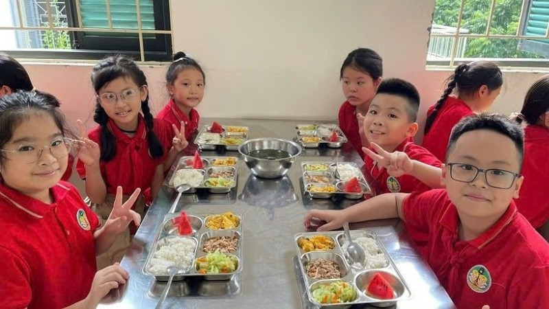 Giờ ăn trưa của học sinh Trường tiểu học Chất lượng cao Tràng An, phường Hoàn Kiếm, Hà Nội. (Ảnh: QN)