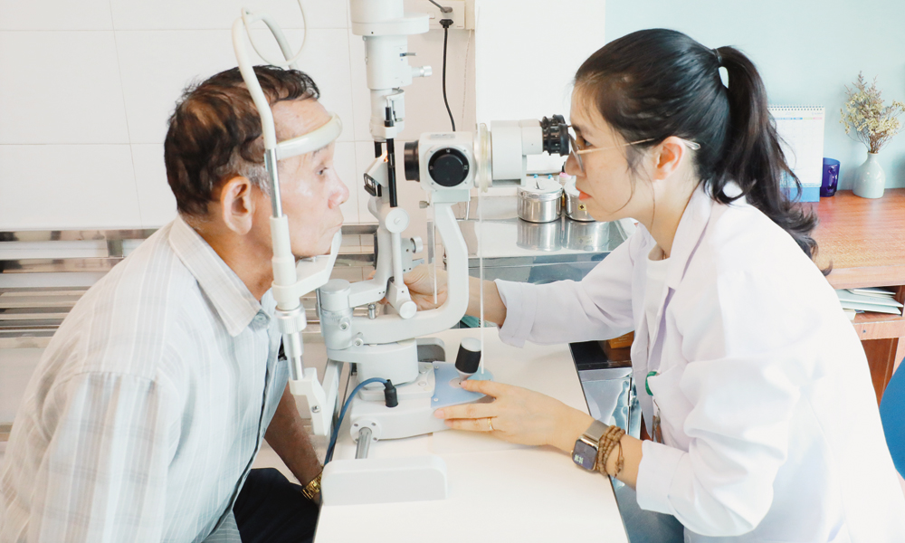 Bác sĩ Bệnh viện Đa khoa Sông Thương Bắc Giang khám, tư vấn các bệnh về mắt cho người có công.