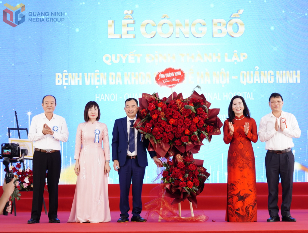 Phó Chủ tịch HĐND tỉnh Nghiêm Xuân Cường; Phó Chủ tịch UBND tỉnh Nguyễn Thị Hạnh tặng hoa chúc mừng đội ngũ y, bác sĩ của bệnh viện.