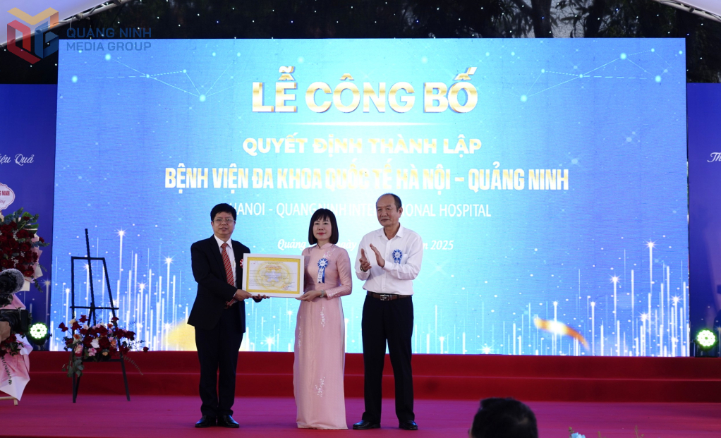 Phó Cục trưởng Cục Quản lý khám chữa bệnh (Bộ Y tế) trao Quyết định thành lập Bệnh viện Đa khoa Quốc tế Hà Nội - Quảng Ninh.