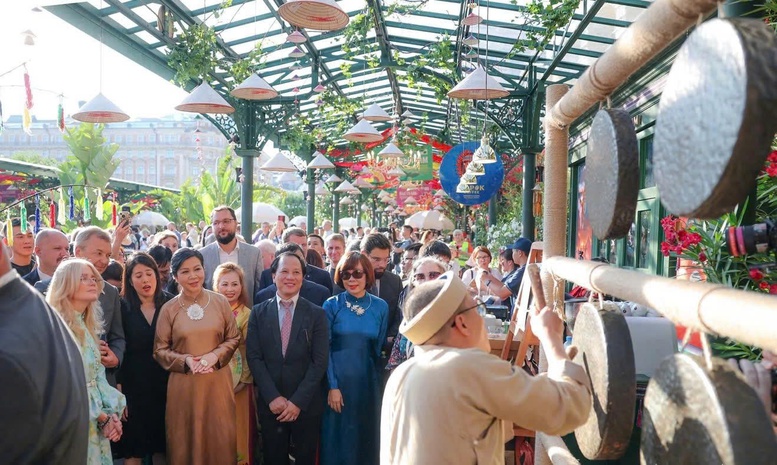 Các đại biểu xem trình diễn cồng chiêng của nghệ nhân. Ảnh: Cục HTQT (Bộ VHTTDL) cung cấp