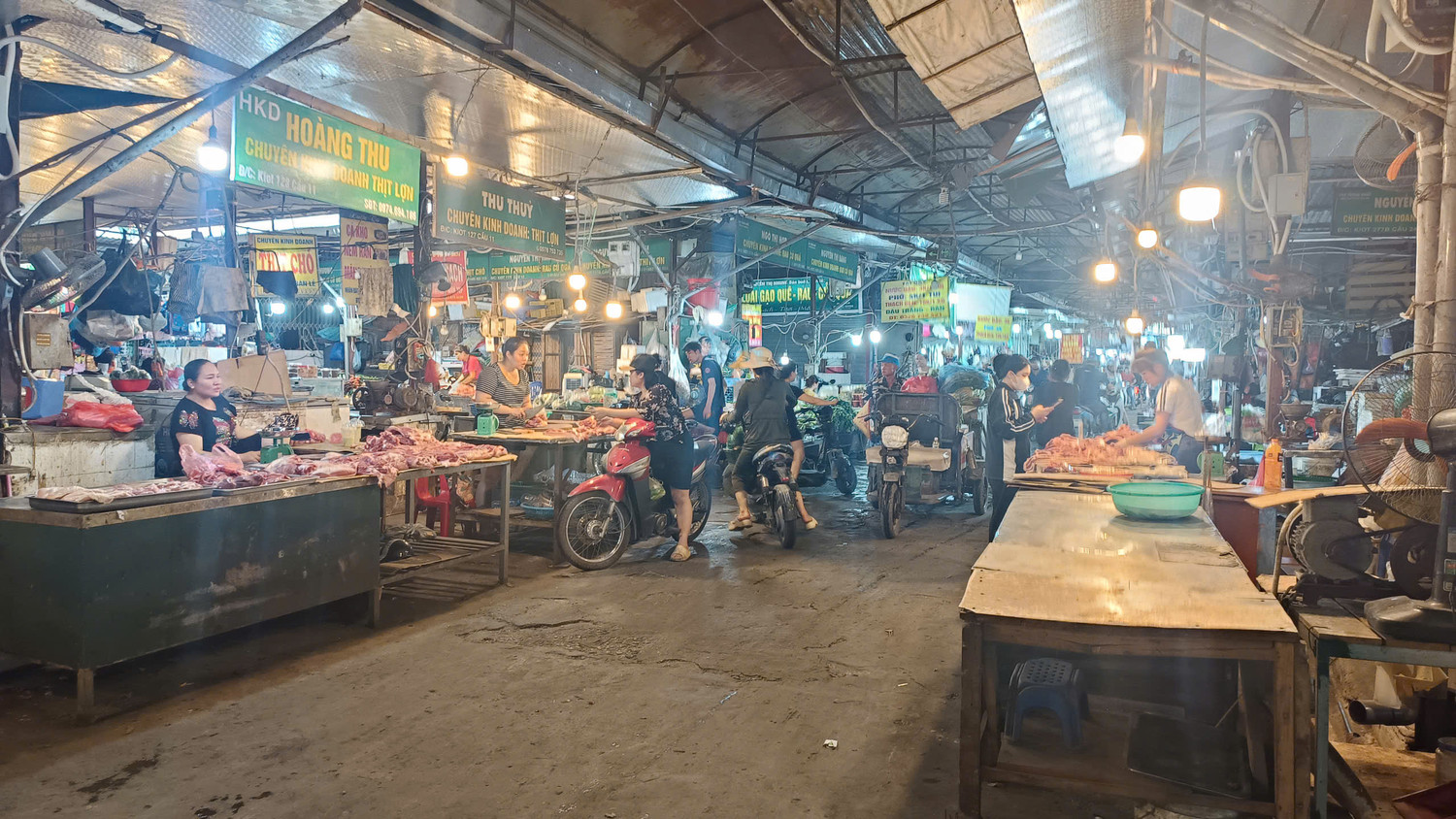 Tiểu thương buôn bán bên trong chợ Phùng Khoang. Ảnh: Thanh Hà Tiểu thương buôn bán bên trong chợ Phùng Khoang. Ảnh: Thanh Hà