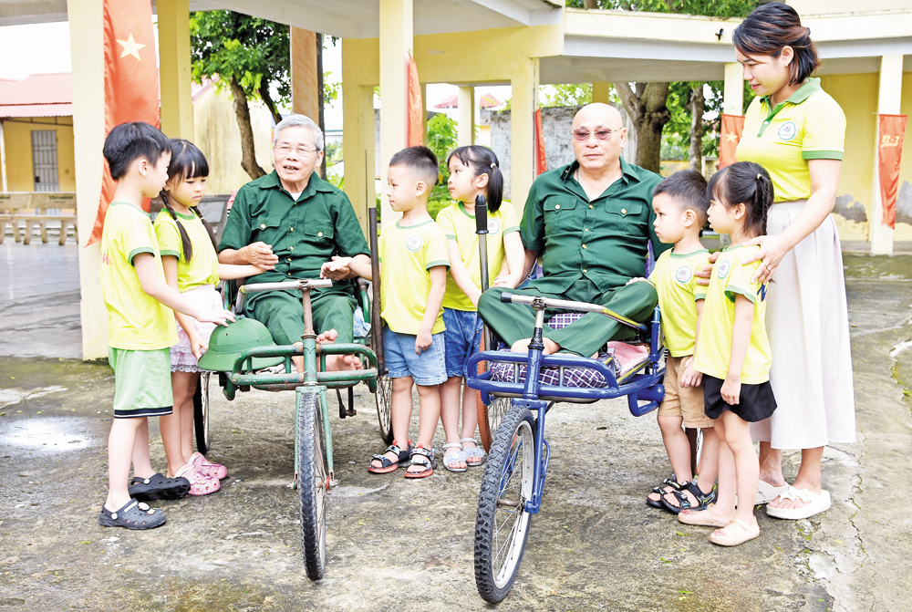 Cô và trò Trường Mầm non Newton Thuận Thành thăm, động viên các thương binh, bệnh binh ở Trung tâm Điều dưỡng Thương binh Thuận Thành.