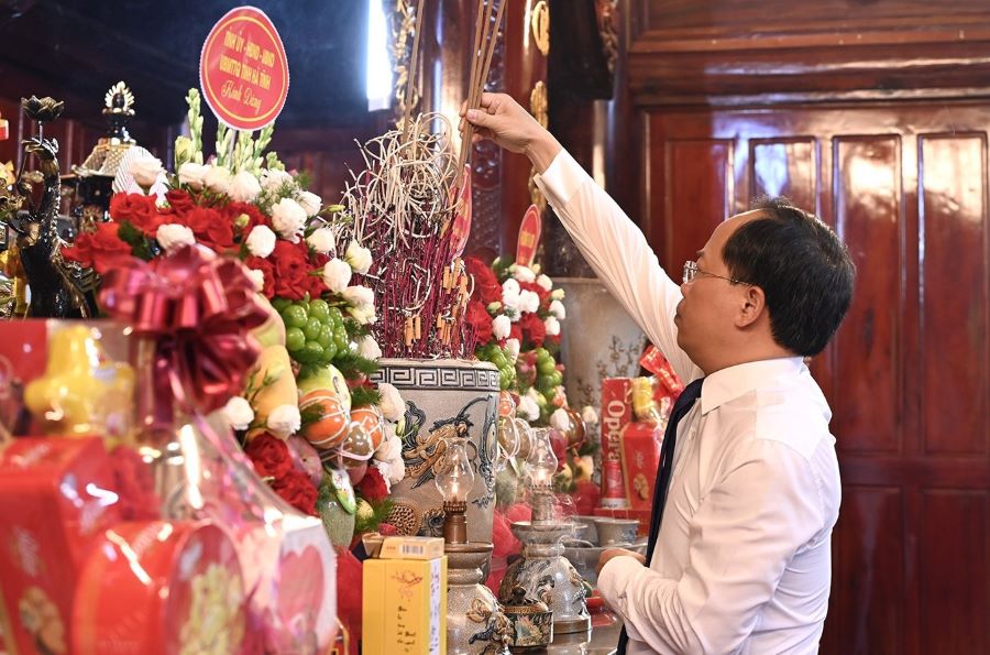 Bí thư Tỉnh ủy Nguyễn Duy Lâm dâng hương tại bàn thờ Bác Hồ.