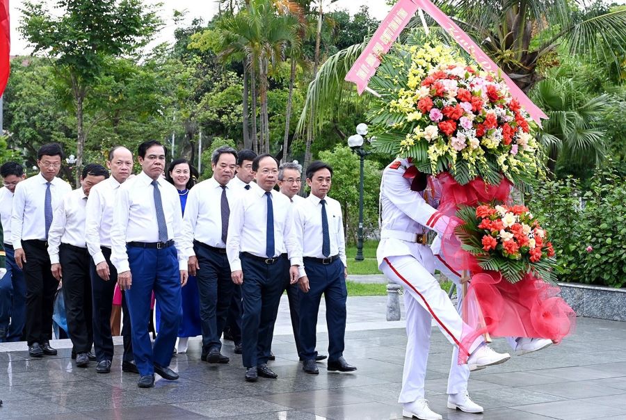 Đoàn lãnh đạo tỉnh Hà Tĩnh dâng hoa, dâng hương tưởng niệm Chủ tịch Hồ Chí Minh tại Khu lưu niệm Bác Hồ về thăm Hà Tĩnh.