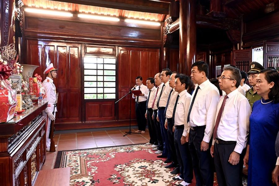 Lãnh đạo tỉnh Hà Tĩnh dâng hương, hoa tưởng niệm Chủ tịch Hồ Chí Minh