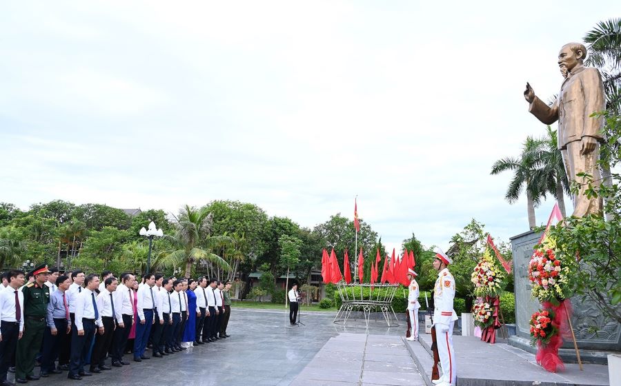 Đoàn thành kính bày tỏ lòng biết ơn trước công lao to lớn của Chủ tịch Hồ Chí Minh.