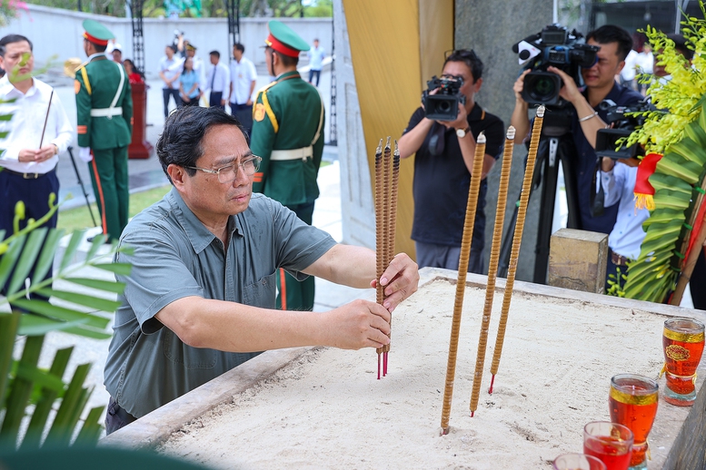 Thủ tướng và các đại biểu dâng hương, dâng hoa tại Nghĩa trang Liệt sĩ quốc gia Đường 9 - Ảnh: VGP/Nhật Bắc
