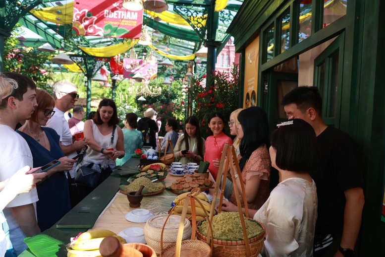 Lễ hội giới thiệu ẩm thực Việt Nam "Hương vị Cốm: Tinh Hoa Hà Nội, Hồn cốt sông Hồng" thu hút đông đảo người Nga và du khách. Ảnh: Cục HTQT (Bộ VHTTDL) cung cấp