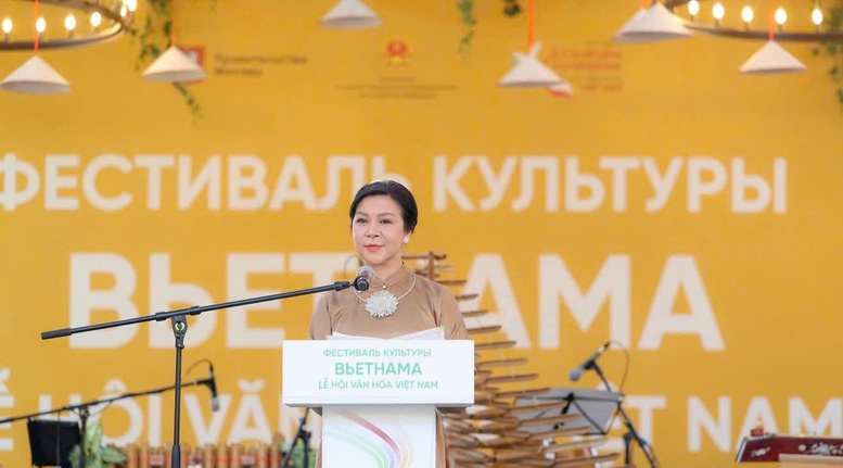 Bà Ngô Phương Ly, Phu nhân Tổng Bí thư Tô Lâm phát biểu tại khai mạc Lễ hội Văn hóa Việt Nam tại Quảng trường Đỏ-Liên bang Nga. Ảnh: Cục HTQT (Bộ VHTTDL) cung cấp