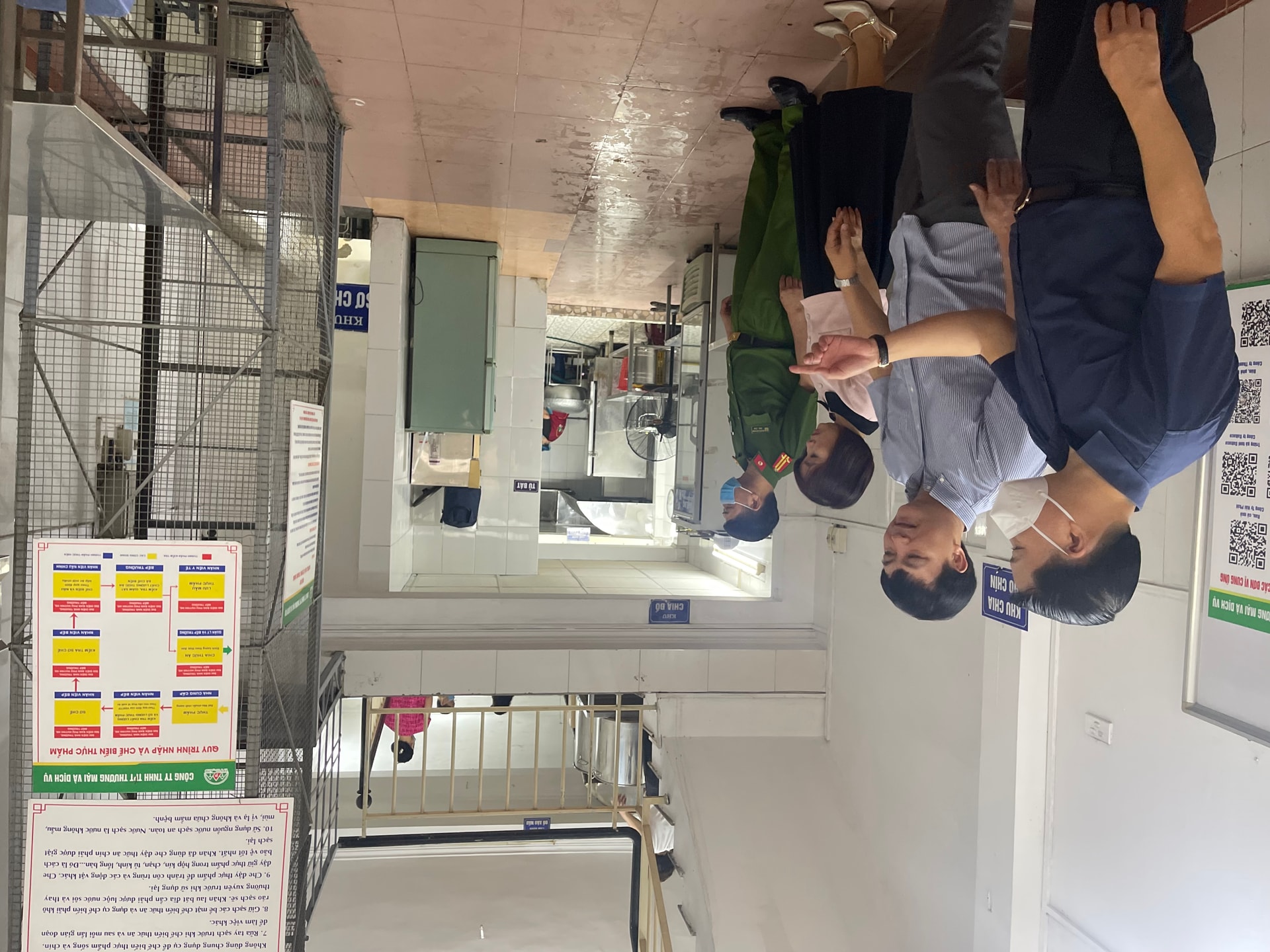 Đoàn kiểm tra liên ngành công tác ATTP số 1 của TP. Hà Nội kiểm tra đột xuất tại Công ty TNHH TPT Đầu tư thương mại và dịch vụ. Ảnh: Thu Trang