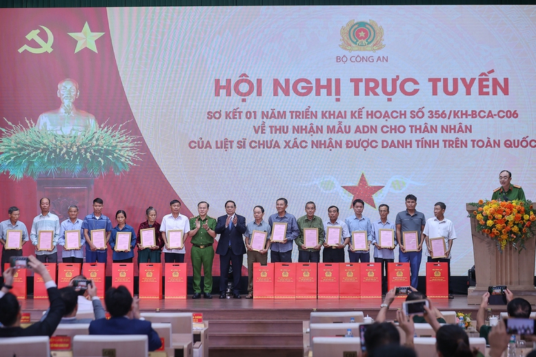 Thủ tướng trao giấy chứng nhận danh tính cho gia đình các liệt sĩ - Ảnh: VGP/Nhật Bắc