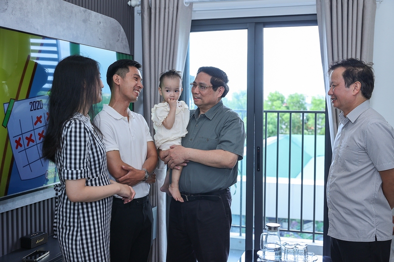 Thủ tướng thăm hỏi, tặng quà các hộ dân - Ảnh: VGP/Nhật Bắc Thủ tướng thăm hỏi, tặng quà các hộ dân - Ảnh: VGP/Nhật Bắc