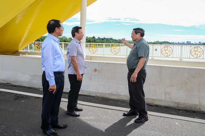 Thủ tướng đề nghị thành phố Huế tiếp tục nghiên cứu, hoàn thiện quy hoạch không gian phát triển với sông Hương là trục chính, xây dựng thêm nhiều cây cầu đẹp qua sông Hương - Ảnh: VGP/Nhật Bắc Thủ tướng đề nghị thành phố Huế tiếp tục nghiên cứu, hoàn thiện quy hoạch không gian phát triển với sông Hương là trục chính, xây dựng thêm nhiều cây cầu đẹp qua sông Hương - Ảnh: VGP/Nhật Bắc